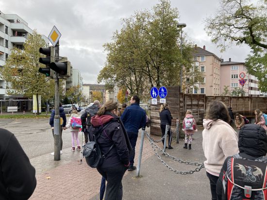 Eltern holten Kinder an der Nordstadtschule, Ausgang Brettener Straße, ab. 