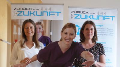 Gemeinsam wollen sie Pflegekräfte zurück in die Zukunft holen:  Ann-Katrin Prang, Adriana Culjak (als Model) und Maureen Ächtler (von links) werben für den Wiedereinstieg in diesen Beruf.