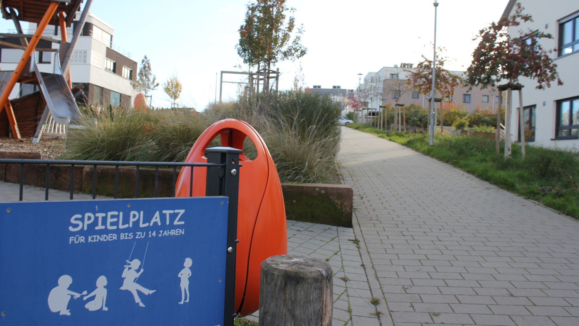 Ähnliche Situation wie im Tiergarten: Den abschüssigen Weg am Spielplatz in der Max-Kassube-Straße in der Südweststadt sieht die CDU als Gefahrenquelle und schlägt eine Barriere, Fahrbahnmarkierung und Hinweisschilder vor.