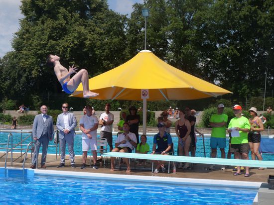 Die Jugend springt am Samstagmittag um möglichst viele Punkte bei den Baden-Württembergisch-Bayerischen Meisterschaften im Wasserspringen