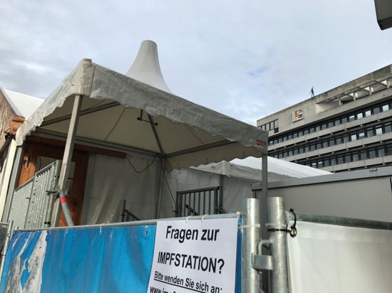 Kein Anstich: Im Zelt von Goldis Stadl vor dem Rathaus wird in diesem Jahr nicht mehr geimpft. Termine gibt es wieder ab 3. Januar.