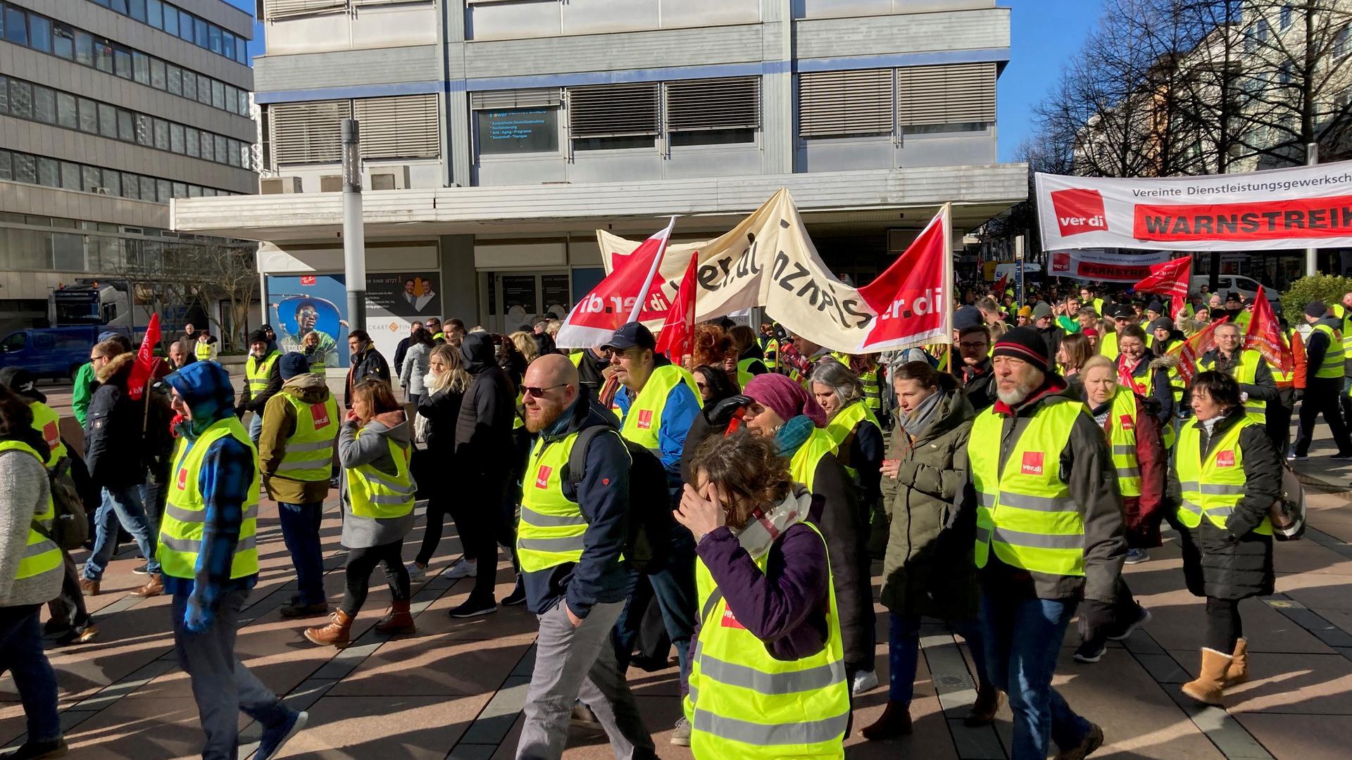 Verdi-Streik mit GEW in Pforzheim für Beschäftigte im öffentlichen Dienst am 27. Februar 2023 nach Scheitern der Verhandlungsrunde in der Vorwoche