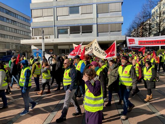 Verdi-Streik in Pforzheim für Beschäftigte im öffentlichen Dienst am 27. Februar 2023 nach Scheitern der Verhandlungsrunde in der Vorwoche