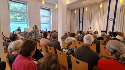 Zahlreiche Besucher kamen zur Synagogen-Führung am Sonntag, bei der Michael Suliman (mit Mikrofon) Einblicke in das Jüdische Gemeindeleben gab und Fragen beantwortete