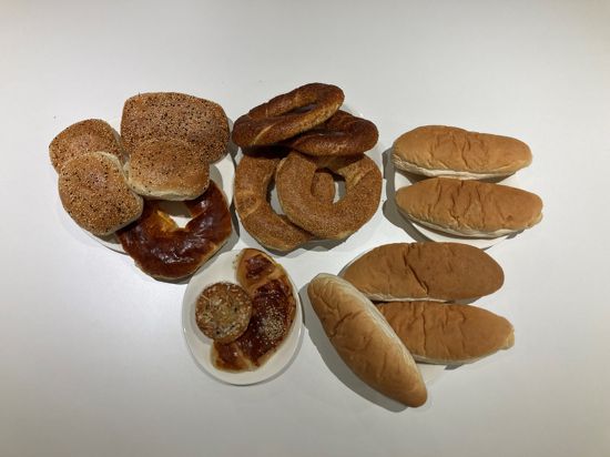 Das ist in einer Überraschungstüte für vier Euro bei der türkischen Bilsah Bäckerei drin: vier Brötchen, ein Hefekringel, vier Simit, ein Croissant mit Käse, ein Muffin, und fünf Brote.