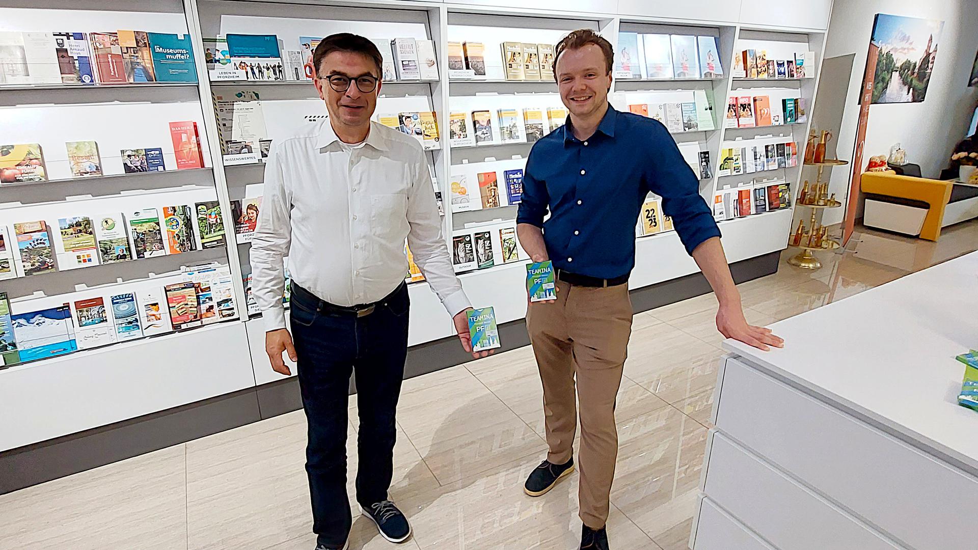Stellten das neue Pforzheim-Kartenspiel vor: WSP-Direktor Oliver Reitz (links) und Spiele-Erfinder Constantin Heel.