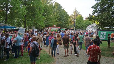 Schon zum Auftakt des 21. Internationalen Straßentheaterfestivals war der Stadtgarten am Donnerstagabend sehr gut besucht.