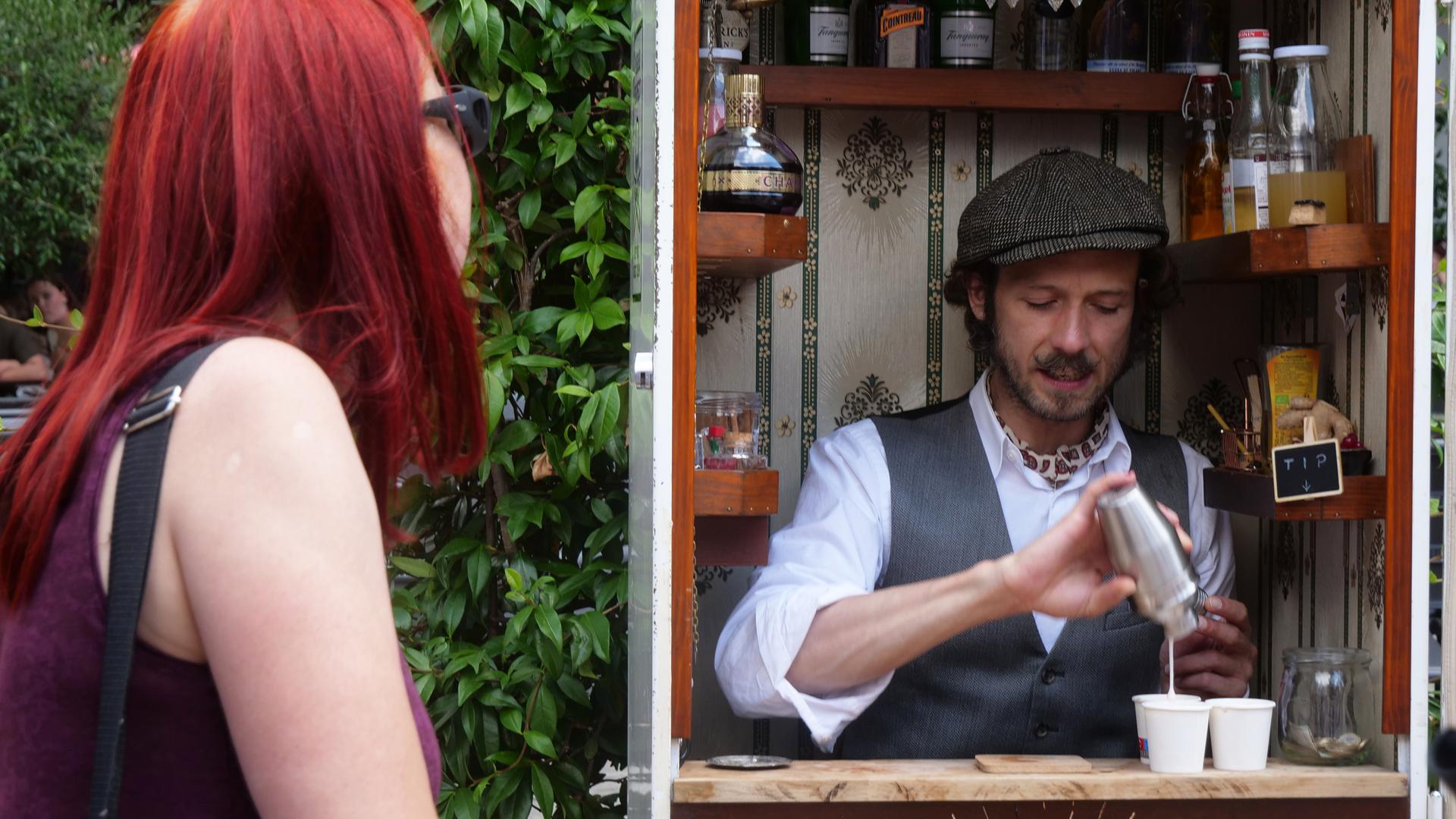 Patrick Folkerts mischte auf dem Marktplatz Drinks im Inneren eines Kühlschranks - der kleinste Tresen der Welt besetzt mit einem Barkeeper
