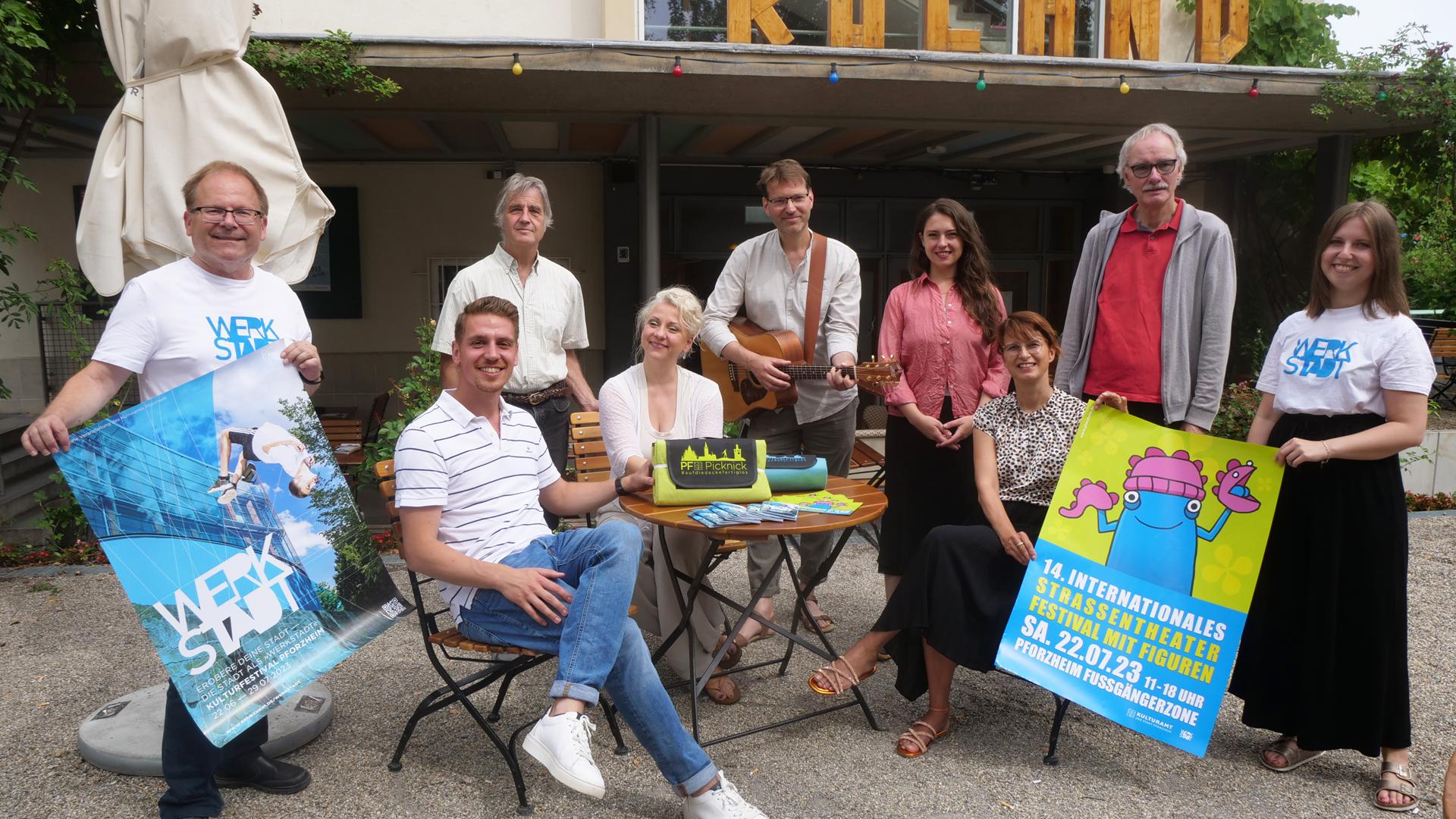 So entspannt wie beim Pressefoto mit allen Beteiligten soll es auch am kommenden Wochenende zugehen, wenn das WerkStadt-Festival mit dem Straßentheaterfestival  und der Premiere von „Singen und Musik am Fluss“ in die nächste Runde geht.