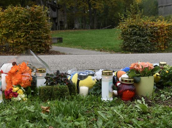 Blumen, Kerzen, Kuscheltiere: Die Menschen im „Tiergarten“ bringen ihre Trauer zum Ausdruck, nachdem an dieser Stelle in der Lion-Feuchtwanger-Allee ein Siebenjähriger überfahren wurde.