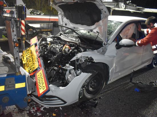 Der Fahrer des Autos wurde bei dem Unfall auf der A8 bei Pforzheim schwer verletzt und in ein Krankenhaus gebracht.