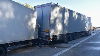 Autofahrer, die vor der Unfallstelle auf der A8 bei Pforzheim im Stau stehen, sollen eine Rettungsgasse bilden.
