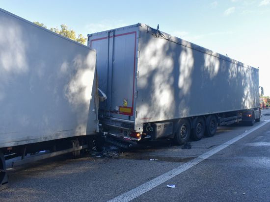 Autofahrer, die vor der Unfallstelle auf der A8 bei Pforzheim im Stau stehen, sollen eine Rettungsgasse bilden.