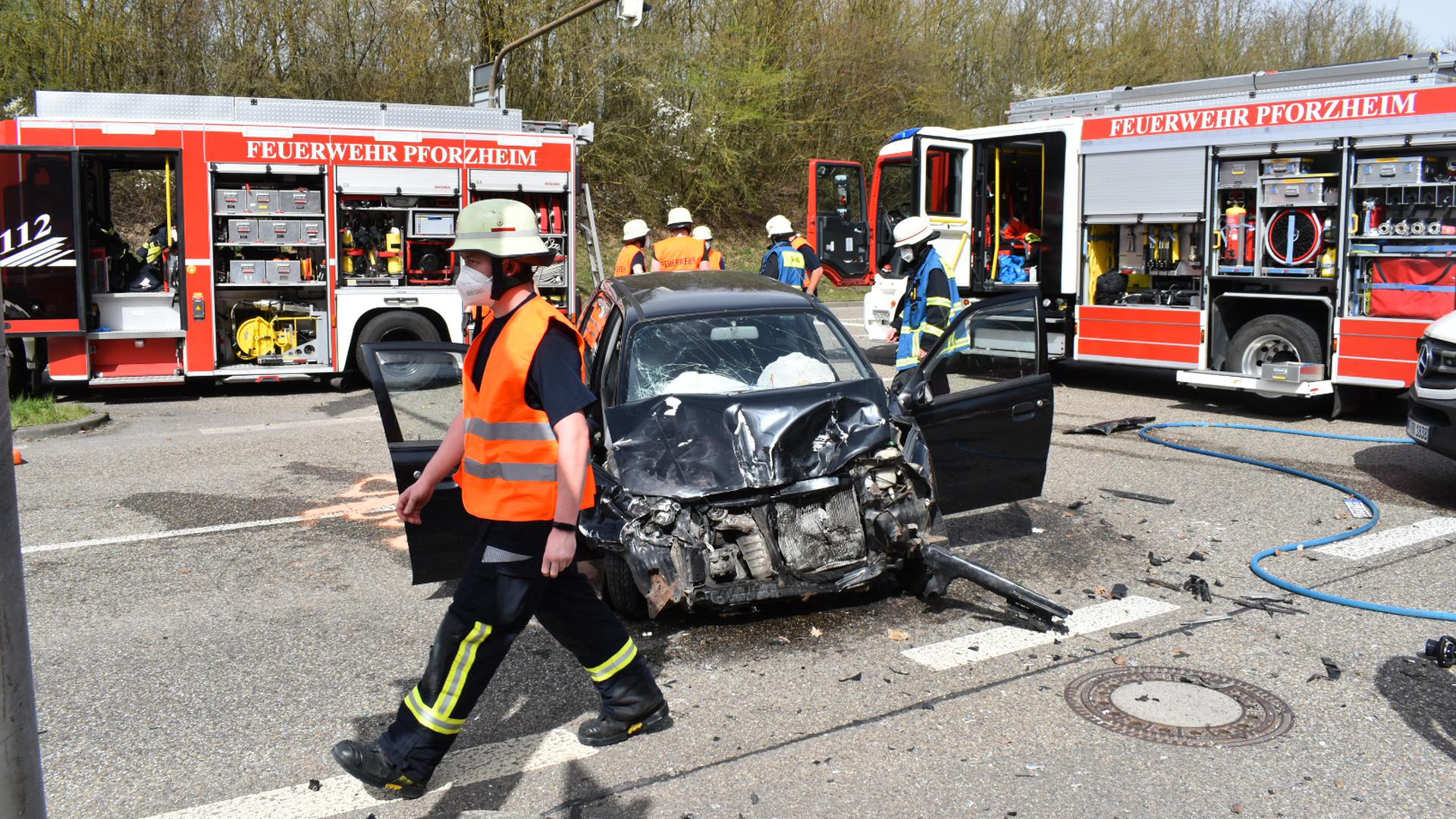 Bei dem Unfall auf der B10 in Pforzheim wurden zwei Menschen vermutlich schwer verletzt.