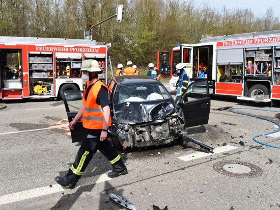 Bei dem Unfall auf der B10 in Pforzheim wurden zwei Menschen vermutlich schwer verletzt.