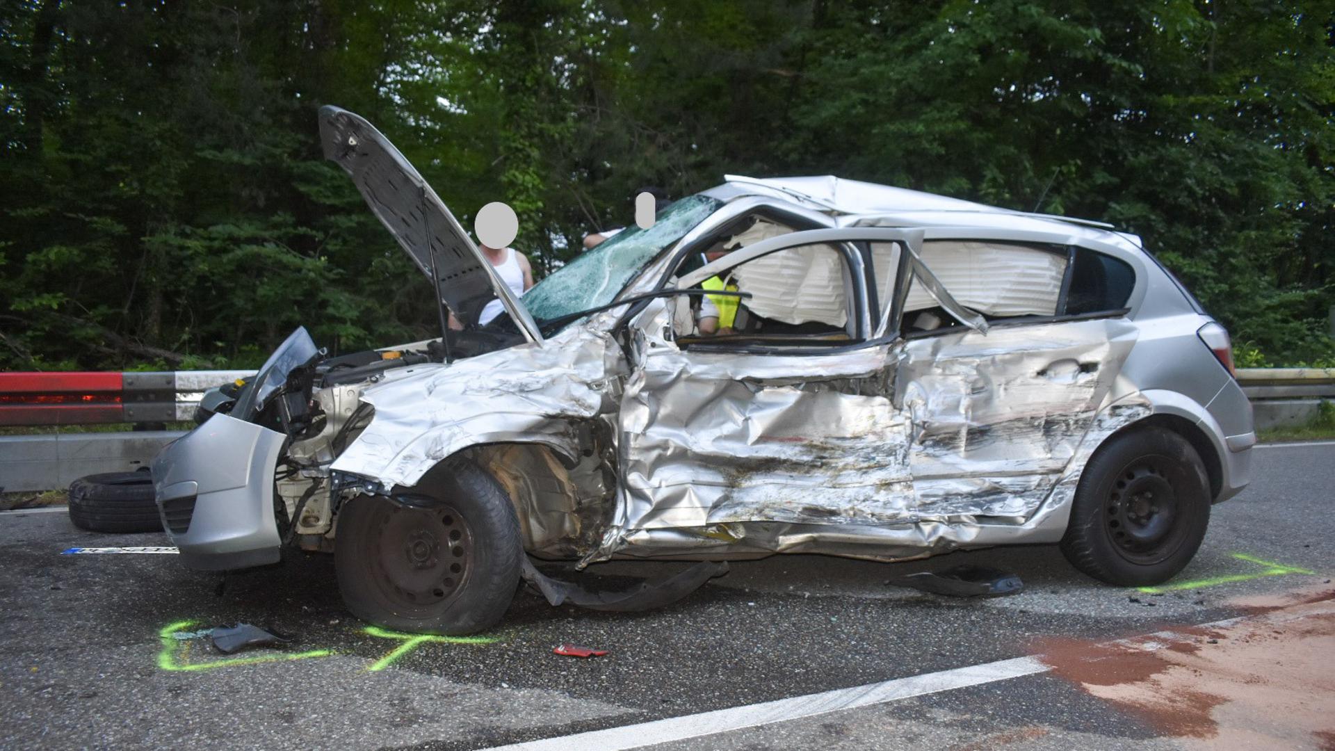 Auf der L574 bei Pforzheim steht ein stark beschädigter Opel nach einem schweren Verkehrsunfall.