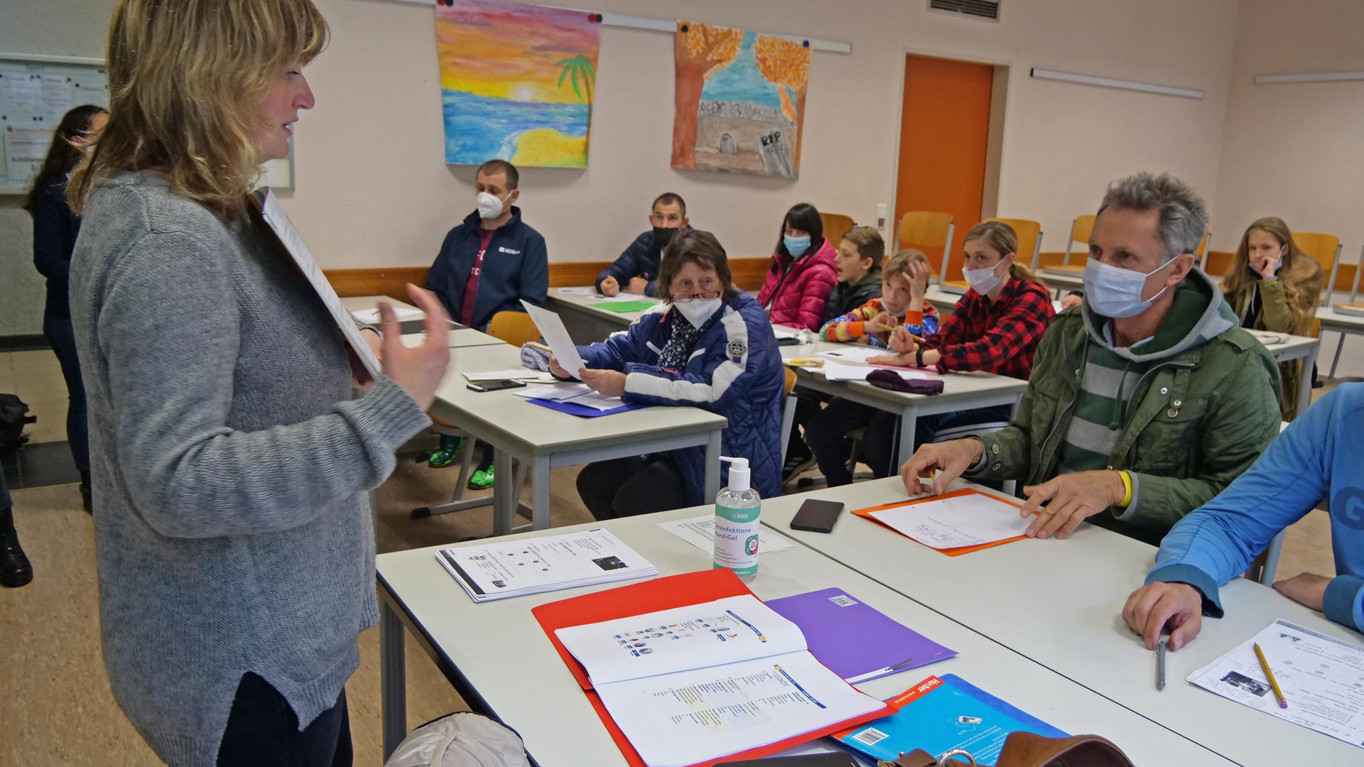 Olga Keliukh (links) unterrichtet die Gruppe ukrainischer Flüchtlinge im Theodor-Heuss-Gymnasium