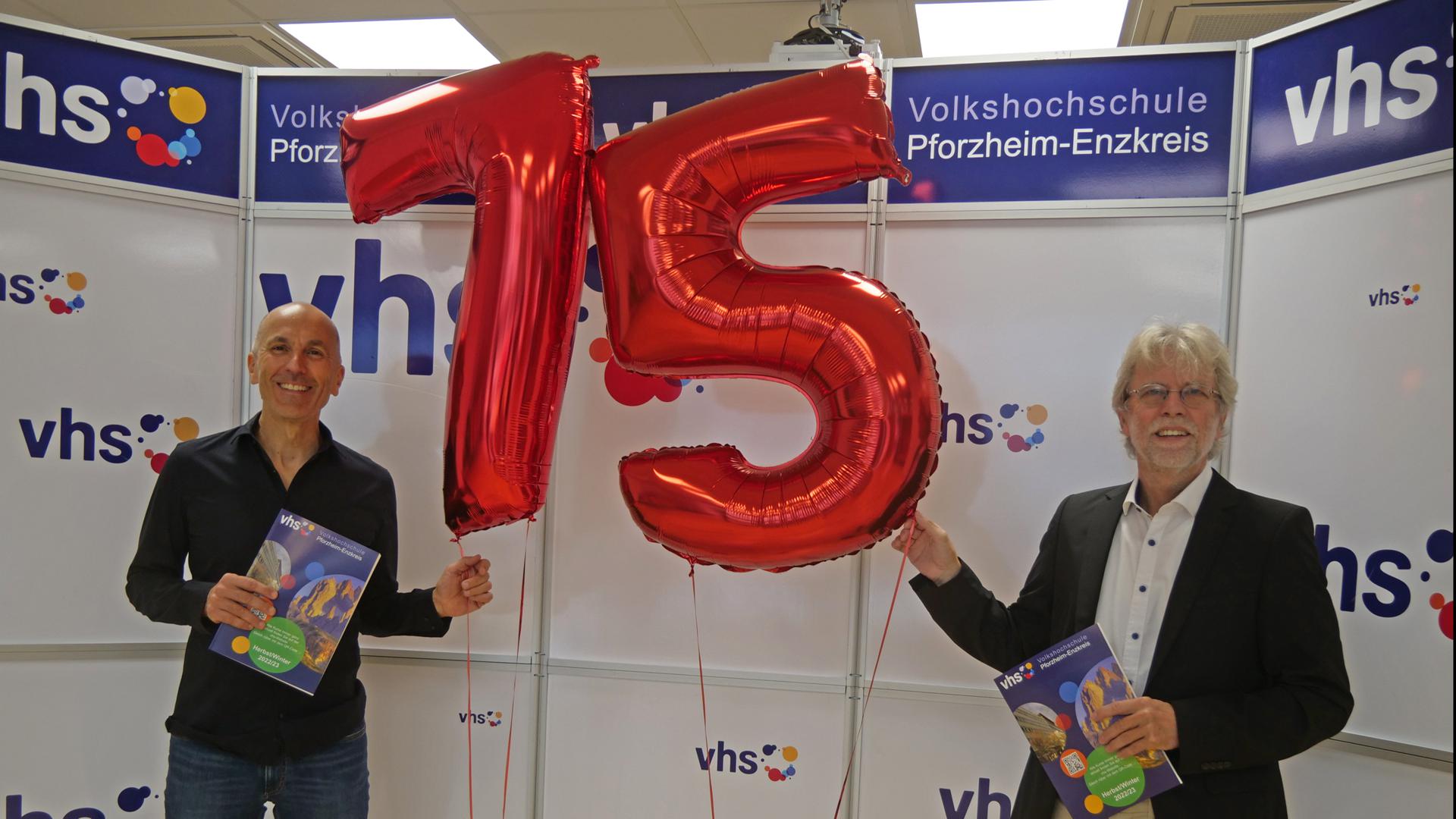 Luftballons zum Geburtstag: Heiko Weimer (links) und Jürgen Will von der Volkshochschule präsentieren ein Programm mit 999 Kursen.