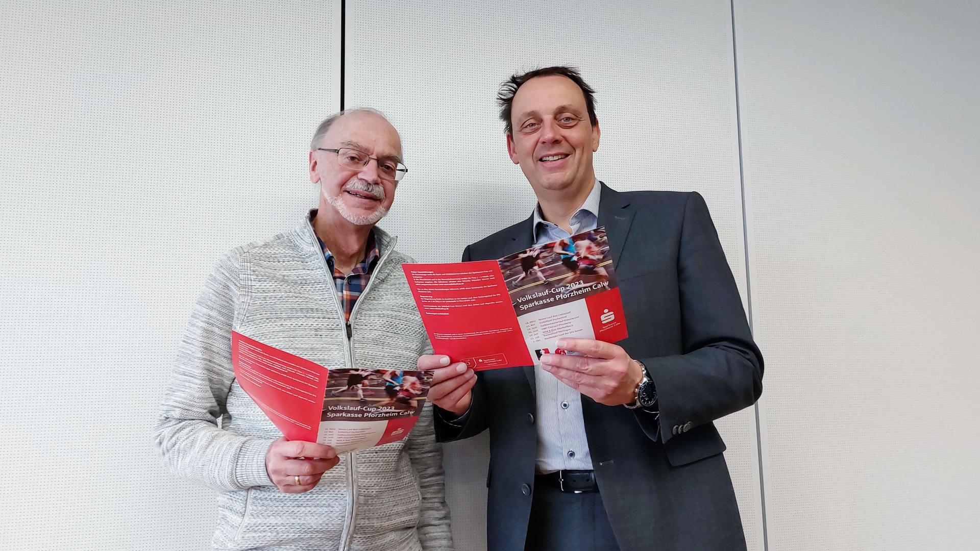 Chef-Organisator Bernd Elfner und Ulrich Haag von der Sparkasse (von links) stellten die Volkslaufserie 2023 vor. Ein völlig überarbeitetes Wertungssystem soll den Wettbewerb interessanter machen.