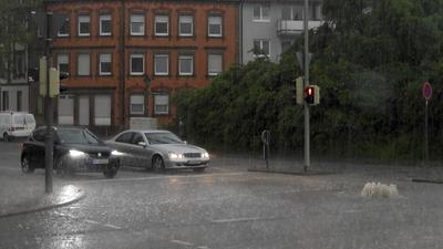 Beim Starkregen über Pforzheim kam das Wasser an der Kreuzung Kirchenstraße / Habermehlstraße durch die Gullydeckel nach oben. 