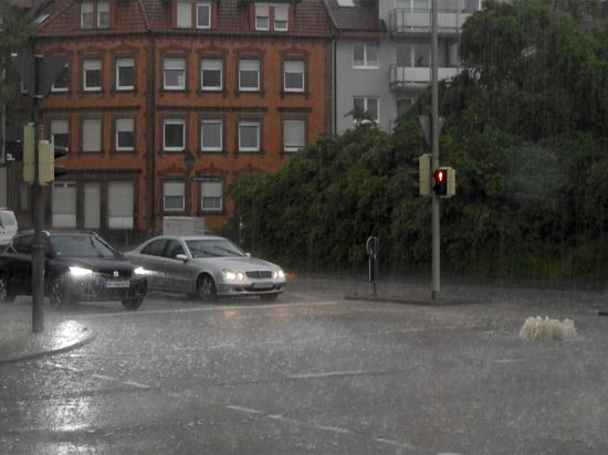 Beim Starkregen über Pforzheim kam das Wasser an der Kreuzung Kirchenstraße / Habermehlstraße durch die Gullydeckel nach oben. 