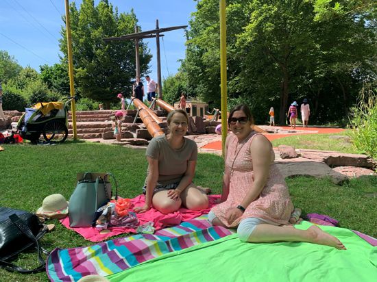 Abkühlung auf dem Wasserspielplatz: Nina Clemente und Jessika Ribic (von links) besuchen mit ihren Kindern die Anlage im Pforzheimer Enzauenpark.