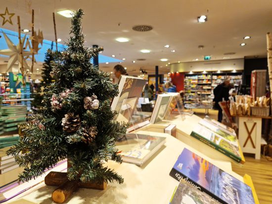 Buchhandlung mit Mini-Weihnachtsbaum