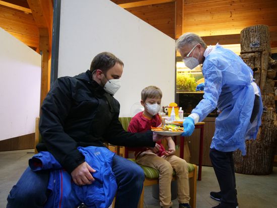 Für die jüngsten Besucher hatte Impfarzt Uwe Hassepaß (rechts) bei der Familien-Impfaktion im Wildpark eine süße Belohnung parat
