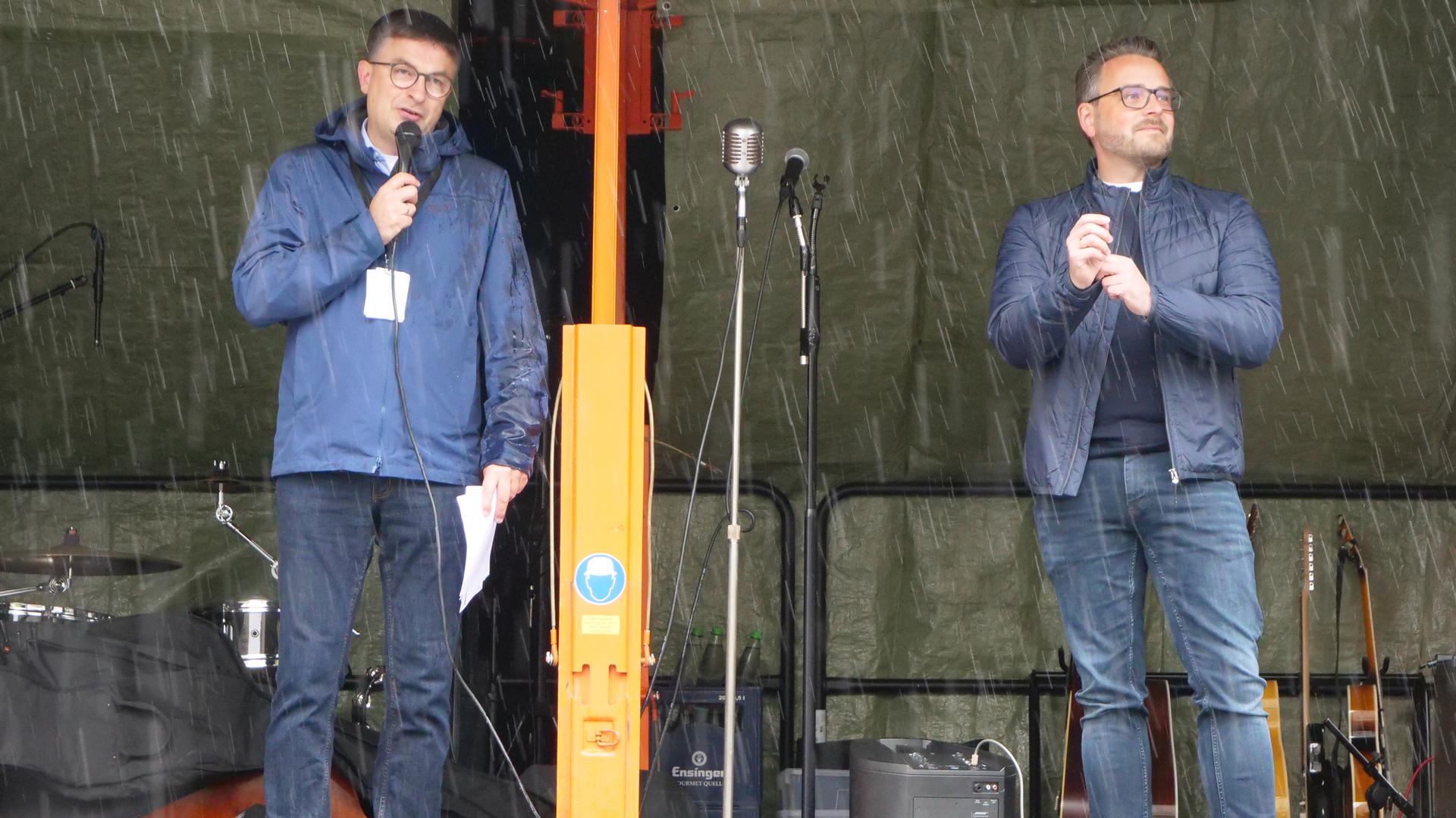 Oliver Reitz (links) und OB Peter Boch ließen sich bei der Eröffnung des 18. Wirtschaftswunders auch von starken Regenfällen nicht aus dem Konzept bringen