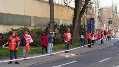 Mit einer Menschenkette bei der Firma Witzenmann wurden die Warnstreiks der IG Metall am Montag fortgeführt
