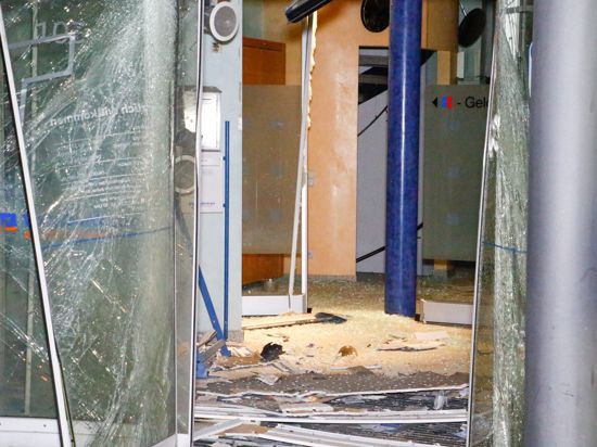 Hoher Sachschaden: Bei der Sprengung des Geldautomaten in der Eutinger Filiale ist wie in der Woche zuvor auf dem Haidach ein Schaden im sechsstelligen Euro-Bereich entstanden.