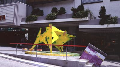 Skulptur „Versuch der Gemeinsamkeit“ steht seit 1996 in der Leopoldstraße von Pforzheim. Der Stuttgarter Künstler Wolfgang bekam dafür 110.000 Mark von Sponsoren. Die Kunst markiert die Neugestaltung der Straße.