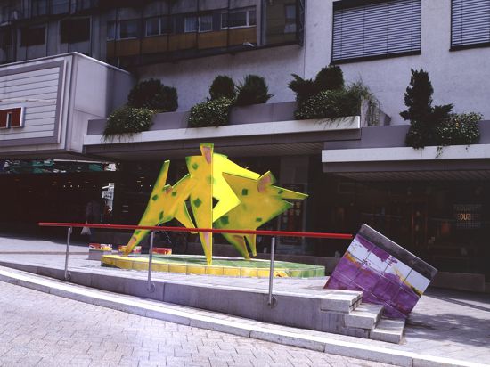 Skulptur „Versuch der Gemeinsamkeit“ steht seit 1996 in der Leopoldstraße von Pforzheim. Der Stuttgarter Künstler Wolfgang bekam dafür 110.000 Mark von Sponsoren. Die Kunst markiert die Neugestaltung der Straße.