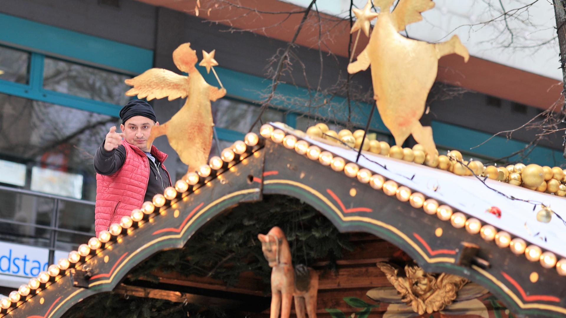 Ein Schausteller beim Aufbau eines Standes für den Pforzheimer Weihnachtsmarkt