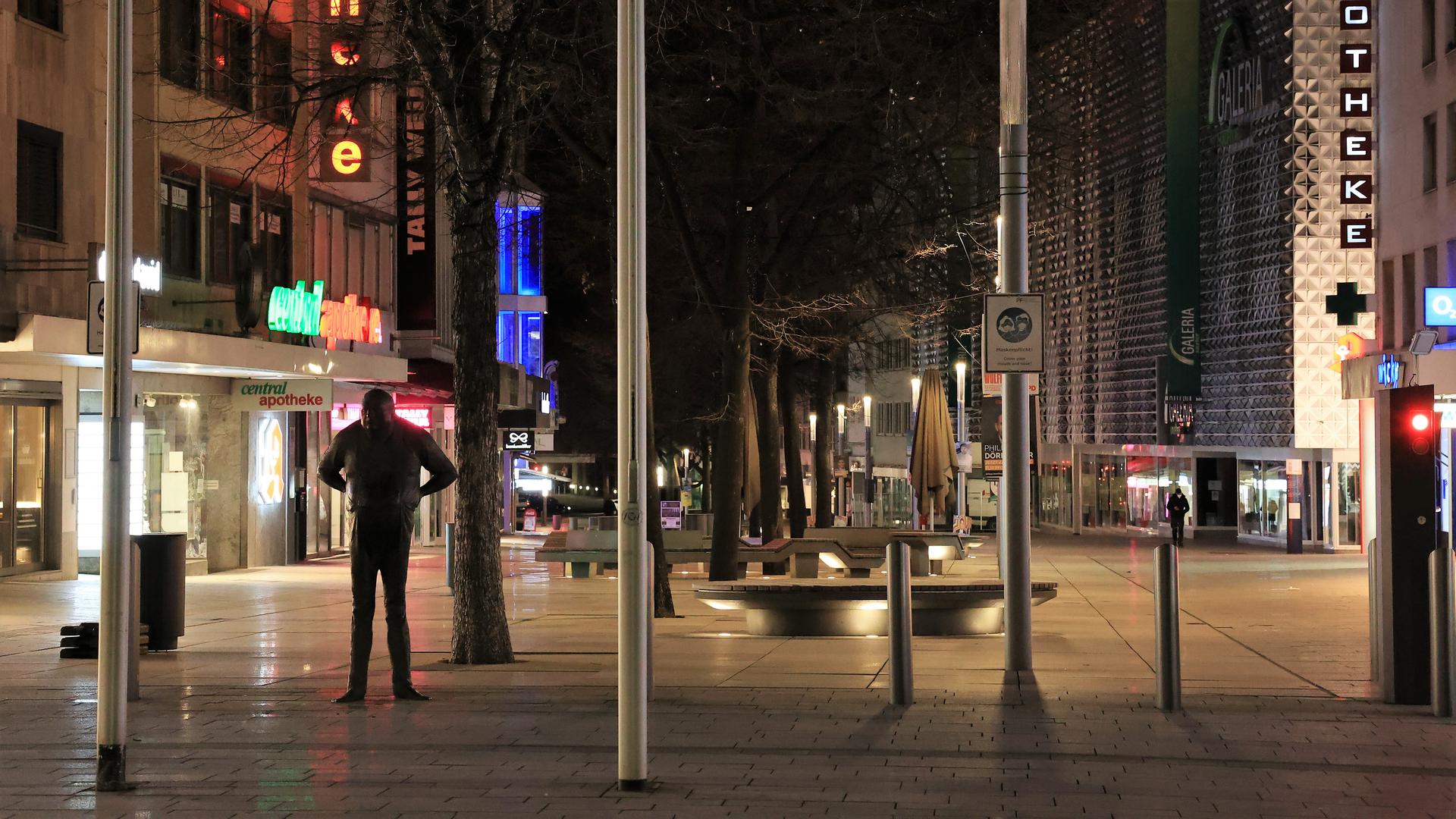  Nacht und Leere: Nach dem Ende der nächtlichen Ausgangssperre in Pforzheim hält sich in der City der Andrang noch in Grenzen. Die Stellung hält „Der Dicke“ am westlichen Ende der Fußgängerzone.