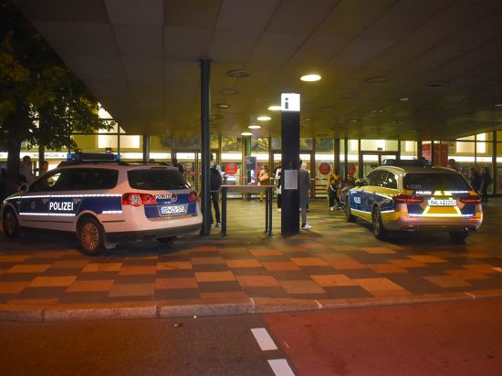 Vor dem Hauptbahnhof in Pforzheim stehen Polizeiautos: Wegen einer Bombendrohung mussten am Samstagabend rund 100 Personen den Hauptbahnhof verlassen.