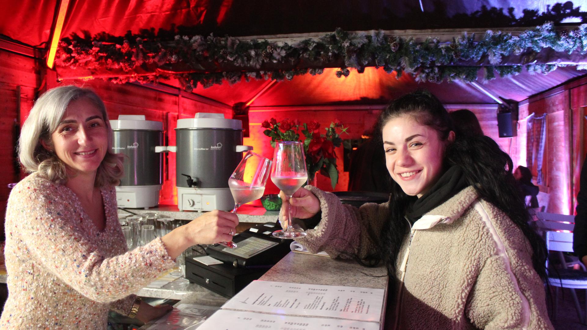 Prost auf die Winterwelt: Ergänzt wird der Gastro-Betrieb durch die „Waldschänke“. Links: Betreiberin Adelina Schütte mit Mitarbeiterin Edda Cebi.