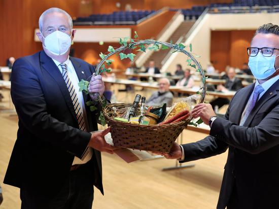 Geschenkkorb vom OB: Oberbürgermeister Peter Boch (CDU) ehrte Axel Baumbusch von der Grünen Liste in der Gemeinderatssitzung am Dienstag im Pforzheimer Congresscentrum.