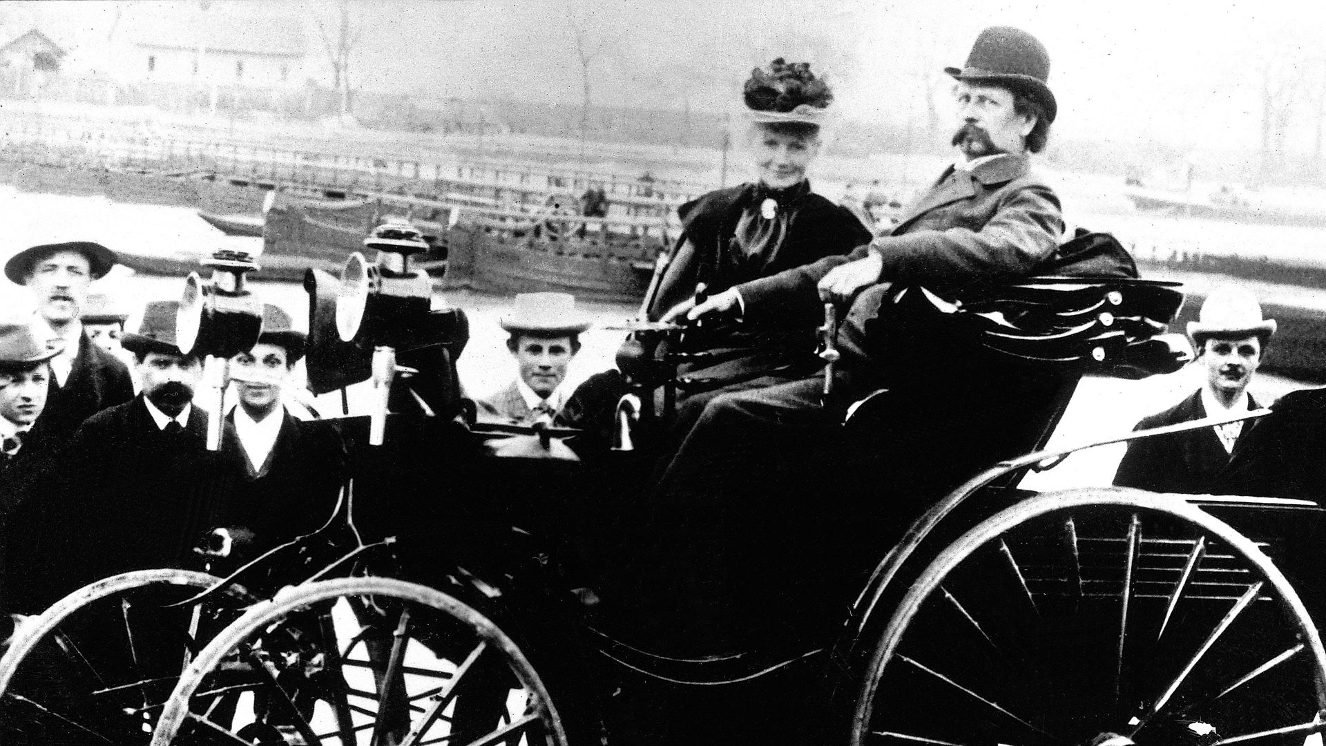 Bertha Benz neben ihrem Gatten Carl Benz in einem Benz- Viktoria Kraftwagen, Modell 1894.