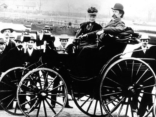 Bertha und Carl Benz bei einer Ausfahrt im Jahr 1894. Mittlerweile hatte die Erfindung des Ingenieurs ihren Siegeszug angetreten. Foto: 
