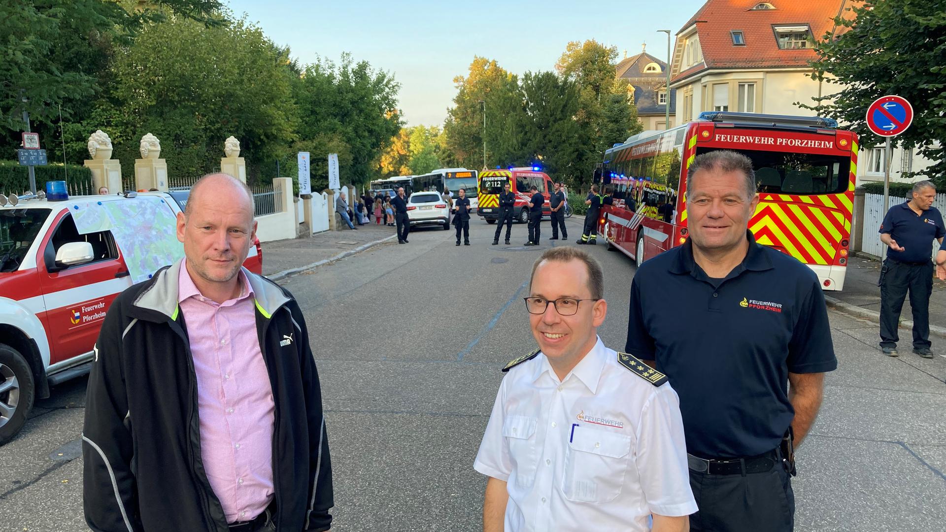 Vor Ort: Erster Bürgermeister Dirk Büscher (von links), Feuerwehrkommandant Sebastian Fischer und Einsatzleiter Armin Reisert.
