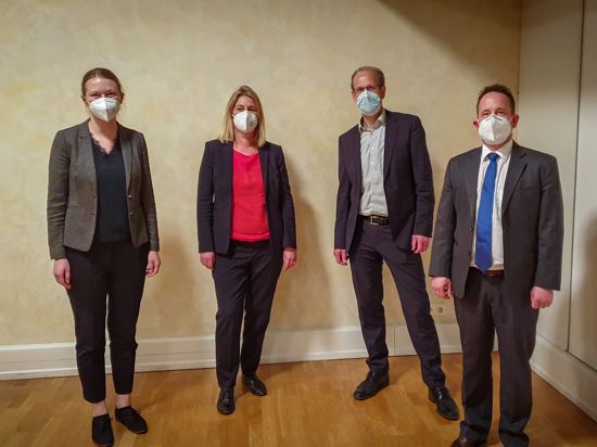 Vier Personen mit Masken.