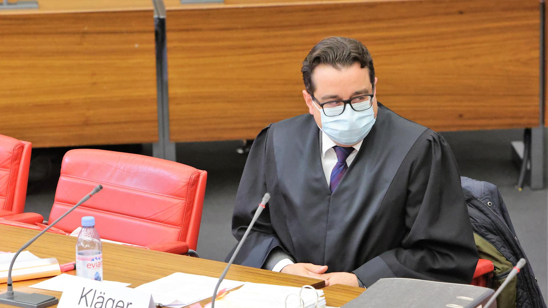 Der Rechtsanwalt Tomislav Cunovic bei der erstinstanzlichen Verhandlung im Mai im Pforzheimer Ratssaal.