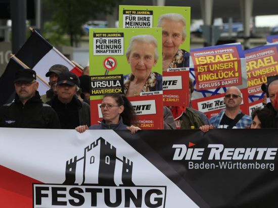 Volksverhetzung? Auch bei dieser Kundgebung von "Die Rechte" im Mai 2019 in Pforzheim wurden Wahlplakate gezeigt, die möglicherweise illegal waren.