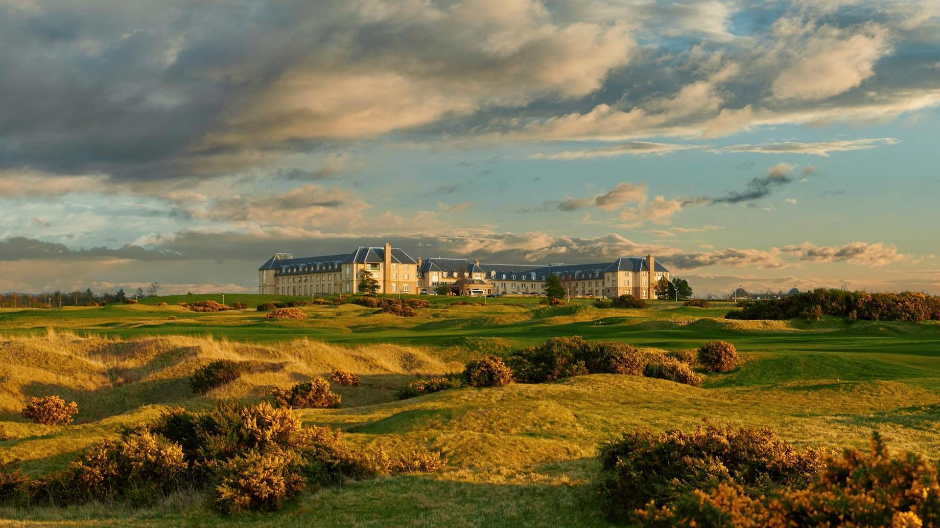 Über 200 Hektar groß ist das Anwesen, auf dem das „Fairmont St. Andrews“ mit seinem zwei 18-Loch-Golfplätzen in einer einzigartigen Küstenlandschaft  an der Ostküste Schottlands (Grafschaft Fife) liegt.  