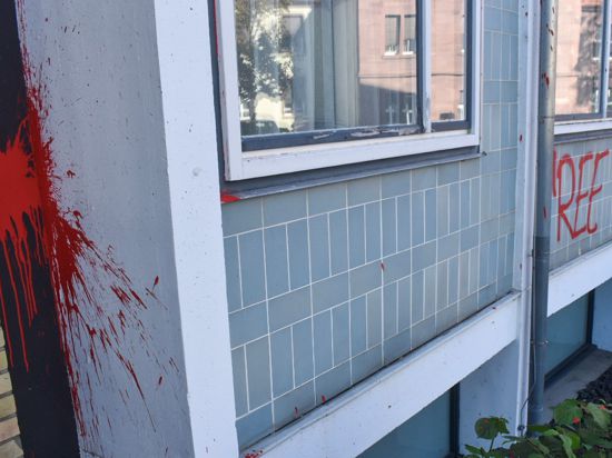 Farb-Anschlag auf Gerichtsgebäude in Pforzheim
