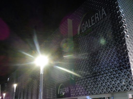 Galeria Kaufhof Pforzheim bei Nacht ohne Schaufensterbeleuchtung