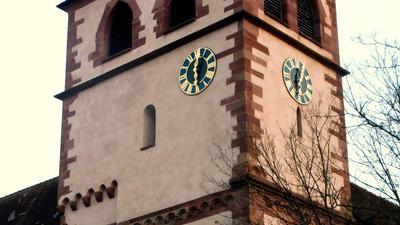 Kurz nach 18 Uhr ertönt allabendlich das Abendgebet-Läuten mit einer der sechs Glocken im Turm der Schloß- und Stiftskirche St. Michael. 
