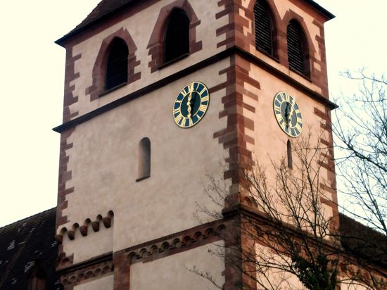 Kurz nach 18 Uhr ertönt allabendlich das Abendgebet-Läuten mit einer der sechs Glocken im Turm der Schloß- und Stiftskirche St. Michael. 
