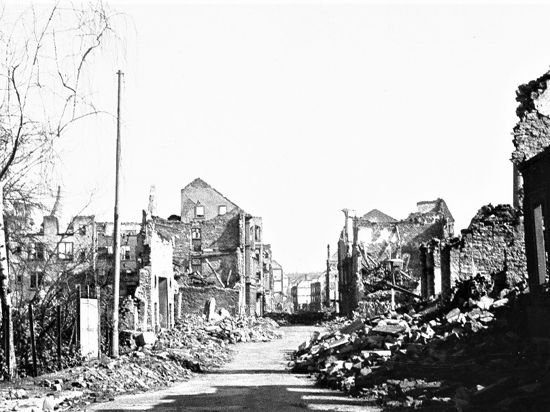 An der Gymnasiumstraße, in dem sich Wohnhaus mit Ladengeschäft der Familie befand, stand Joseph F. vor 75 Jahren in einer Trümmerwüste.